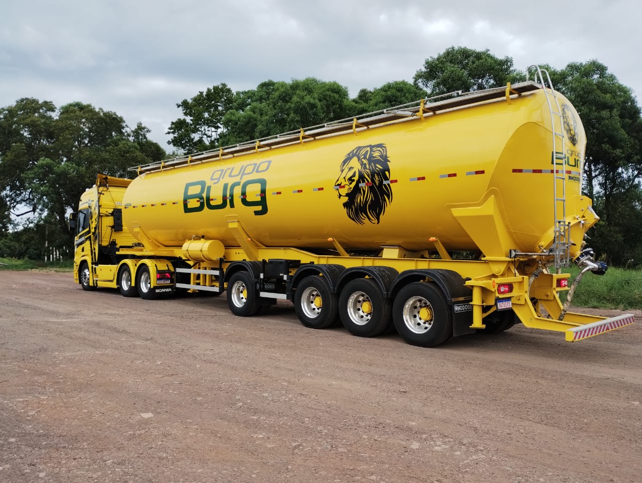 Foto da frota de caminhões da Transburg