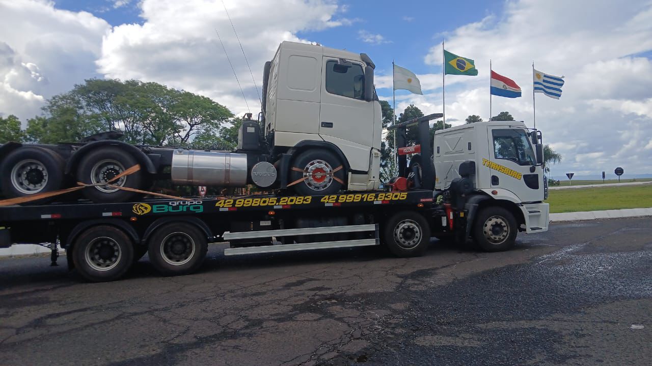 Foto do guincho da empresa Transburg carregando um caminhão