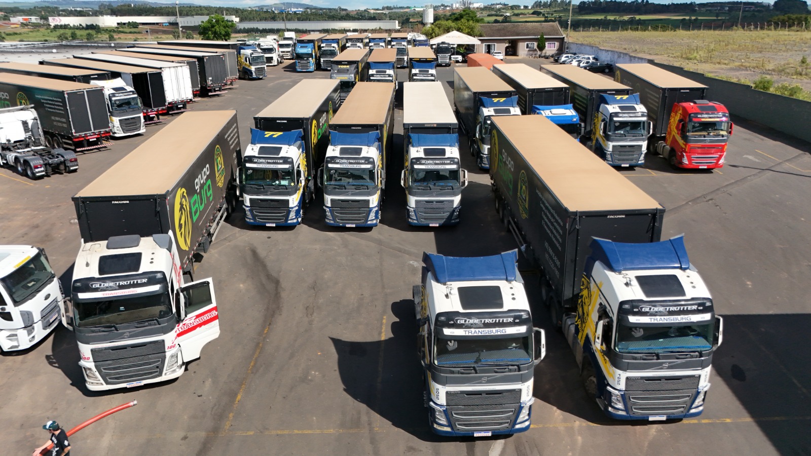 Foto do pátio de caminhões da Transburg